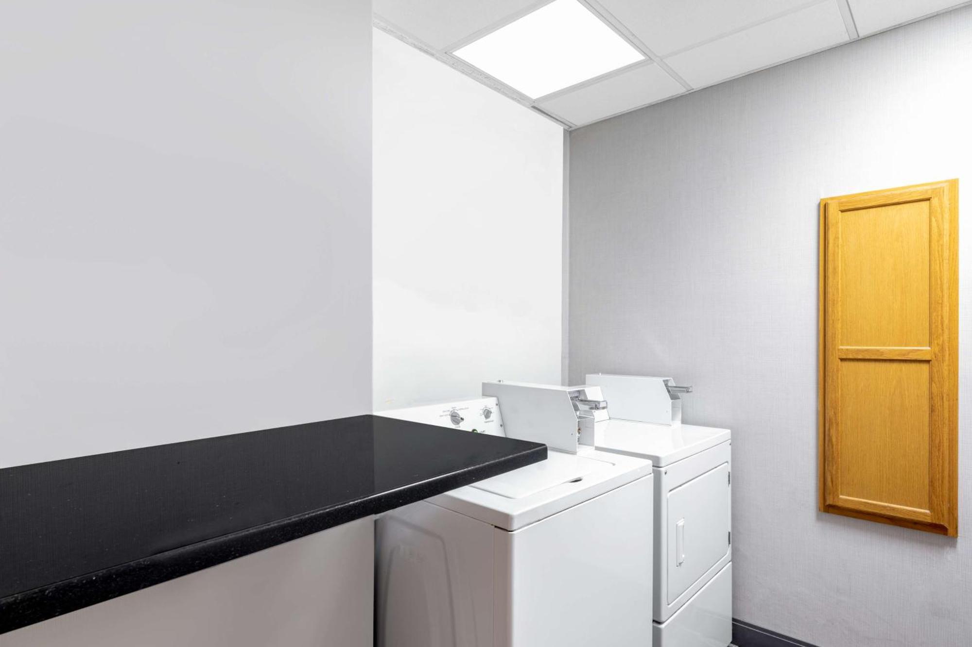 Hampton Inn Sanford Bagian luar foto